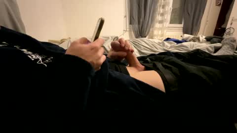 Snapshot of mouillelenos chatting on January 19, 6:32 pm CamO online show from January 19, 6:32 pm