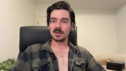Snapshot of moustachematt chatting on June 25, 3:50 am moustachematt online show from June 25, 3:50 am