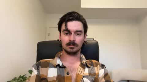 Snapshot of moustachematt chatting on June 27, 2:38 am moustachematt online show from June 27, 2:38 am