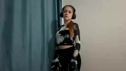 Snapshot of mozelleberendt chatting on November 26, 4:08 pm Jenny online show from November 26, 4:08 pm