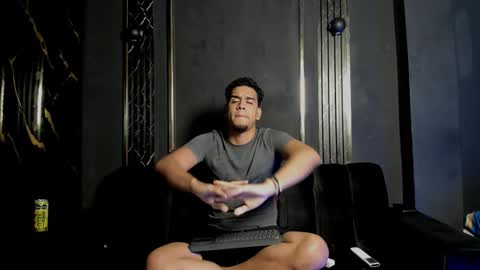 mr_maximo online show from November 18, 11:15 pm