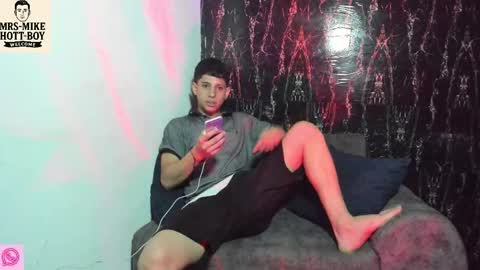 mr_mikehott_8 online show from December 14, 3:45 am