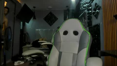 mr_mois online show from June 18, 6:02 am