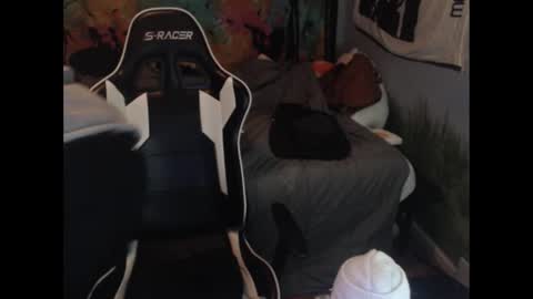 Snapshot of mr_strawberry chatting on November 8, 10:48 am mr_strawberry online show from November 8, 10:48 am