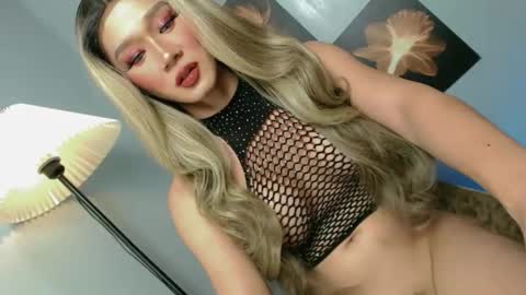 Snapshot of ms_chloe28 chatting on June 8, 10:10 pm chloe online show from June 8, 10:10 pm