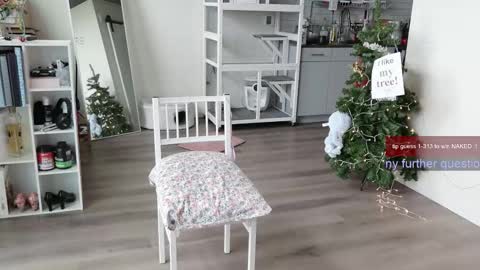 Snapshot of ms_mochii chatting on October 10, 6:40 pm R o r i SnapChat heyroriv2 wednesday - sunday Noon oclock mountain - 5pm mountain online show from October 10, 6:40 pm