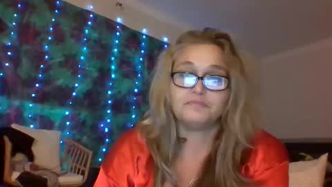 Snapshot of msrobinsonshood chatting on November 22, 12:37 pm MissRobinson online show from November 22, 12:37 pm