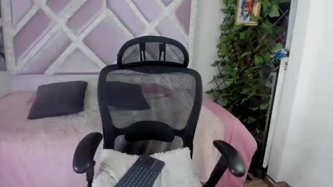 Snapshot of muriell_69 chatting on June 4, 6:36 pm muriell_69 online show from June 4, 6:36 pm