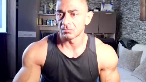 Snapshot of musclebredon chatting on August 9, 5:01 am BRENDON online show from August 9, 5:01 am