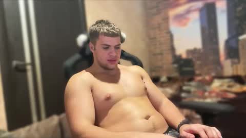 Snapshot of musclephantom chatting on October 8, 8:17 pm Egor online show from October 8, 8:17 pm