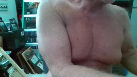 Snapshot of musclesandlittledick chatting on April 1, 5:32 pm musclesandlittledick online show from April 1, 5:32 pm