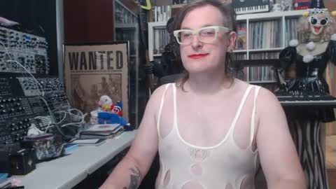 Snapshot of muziknerd chatting on August 9, 7:24 am Muziknerd online show from August 9, 7:24 am