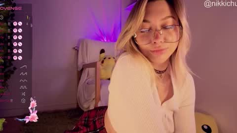 mynameisnikki_ online show from January 10, 8:38 am