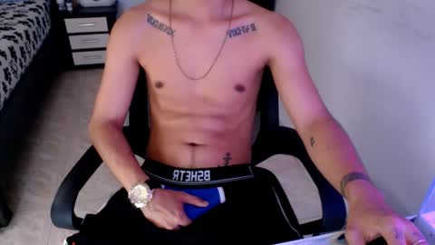 Snapshot of mysteryboy_thin16 chatting on February 11, 11:01 pm mysteryboy_thin16 online show from February 11, 11:01 pm
