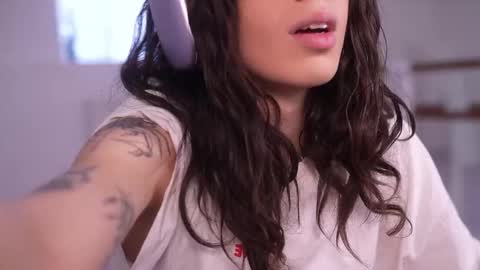 Snapshot of mystica_ chatting on October 27, 9:46 am MILLI online show from October 27, 9:46 am