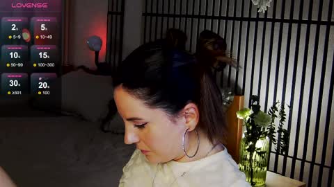 Snapshot of mystique_girl_ chatting on May 21, 8:27 pm Angeline online show from May 21, 8:27 pm