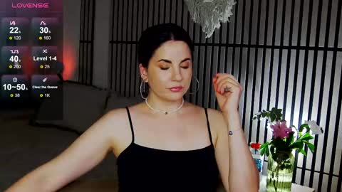Snapshot of mystique_girl_ chatting on June 4, 8:15 pm Angeline online show from June 4, 8:15 pm