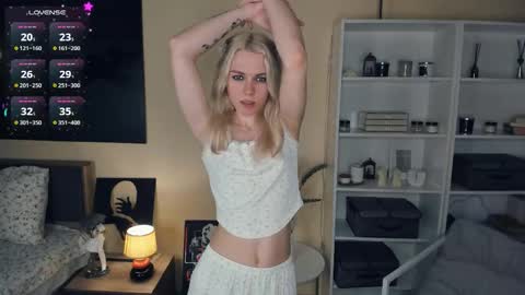 Snapshot of myviolet_rush chatting on October 9, 7:23 pm Olivia or just olive online show from October 9, 7:23 pm