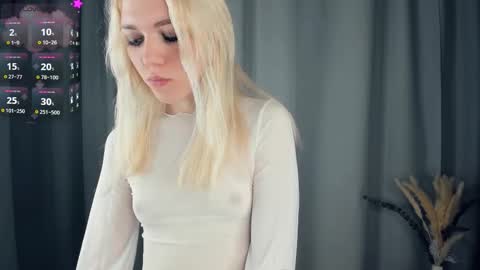 Snapshot of myviolet_rush chatting on October 17, 7:38 pm Olivia or just olive online show from October 17, 7:38 pm