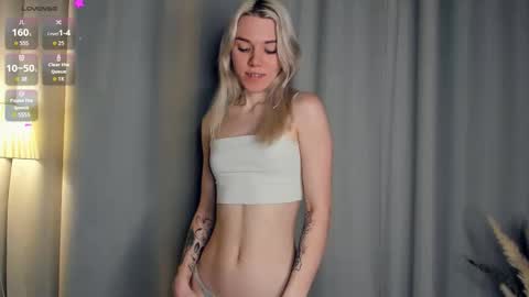 Snapshot of myviolet_rush chatting on October 30, 7:25 pm Olivia or just olive online show from October 30, 7:25 pm