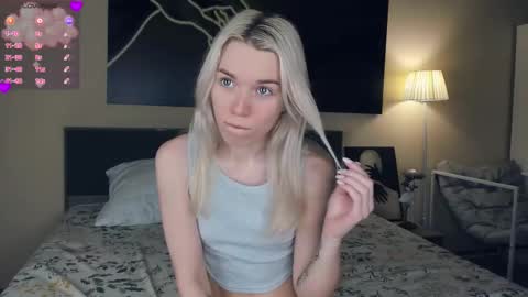 Snapshot of myviolet_rush chatting on November 2, 7:49 pm Olivia or just olive online show from November 2, 7:49 pm