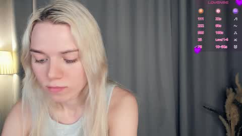 Snapshot of myviolet_rush chatting on November 9, 8:07 pm Olivia or just olive online show from November 9, 8:07 pm