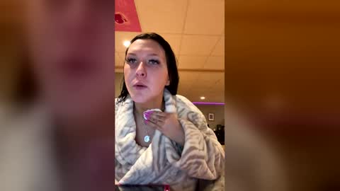 n0rmalgurl online show from May 26, 11:34 pm