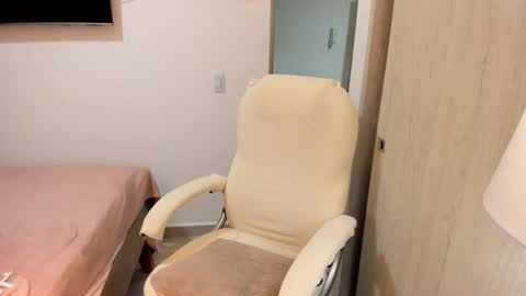 independent model online show from November 7, 4:12 am