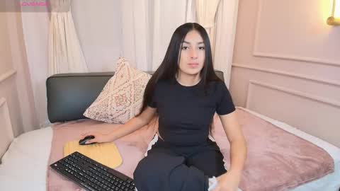 Nahomi online show from November 8, 7:45 pm