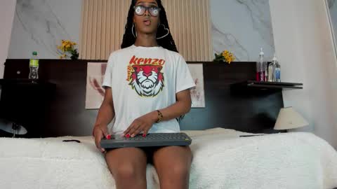 Snapshot of nahomy_james25 chatting on September 28, 10:26 pm nahomy_james25 online show from September 28, 10:26 pm