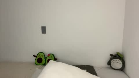 nahomy online show from April 6, 1:01 pm