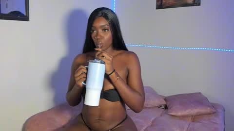 Snapshot of nahomy_smiiths chatting on March 2, 10:38 pm Nahomy online show from March 2, 10:38 pm