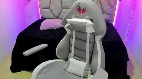 Snapshot of naia_karter chatting on February 13, 1:19 am online show from February 13, 1:19 am