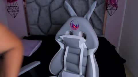 Snapshot of naia_karter chatting on February 14, 10:14 pm online show from February 14, 10:14 pm