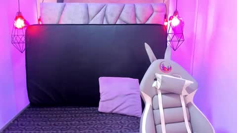 Snapshot of naia_karter chatting on February 16, 10:32 am online show from February 16, 10:32 am