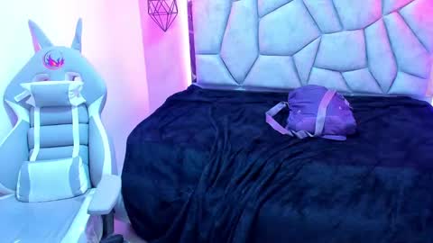 Snapshot of naia_karter chatting on February 23, 1:35 am online show from February 23, 1:35 am