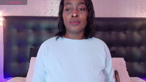 naiaramasson_ online show from October 7, 12:02 pm