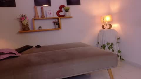 nairagold_ online show from May 15, 11:23 pm
