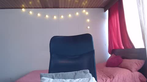 Snapshot of nala_foster chatting on December 7, 3:41 pm Nala online show from December 7, 3:41 pm