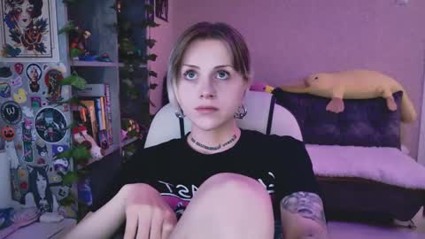 Snapshot of nanitamoore chatting on June 4, 5:19 pm Monday-Friday 12-4 AM and 6-9 AM New York time online show from June 4, 5:19 pm