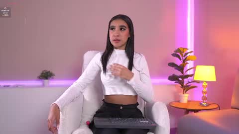 Snapshot of naomi_silk chatting on July 1, 12:29 pm naomi_silk online show from July 1, 12:29 pm