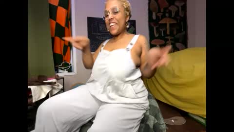 Naomigiirl6 online show from January 24, 6:35 pm