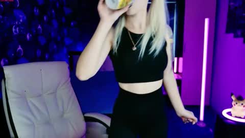 Snapshot of naomihita chatting on October 30, 9:44 am naomihita online show from October 30, 9:44 am