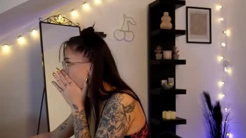 Snapshot of naomii_20 chatting on October 24, 1:18 pm naomii_20 online show from October 24, 1:18 pm
