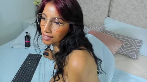 naomiiii   online show from December 5, 5:15 am