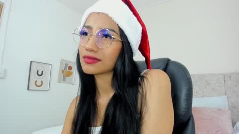 naomiiii   online show from December 6, 1:51 am