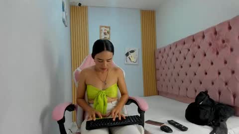 Snapshot of naomis_35 chatting on October 12, 5:01 pm naomis_35 online show from October 12, 5:01 pm