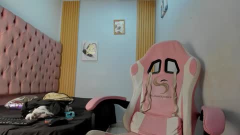 Snapshot of naomis_35 chatting on November 26, 7:59 pm naomis_35 online show from November 26, 7:59 pm