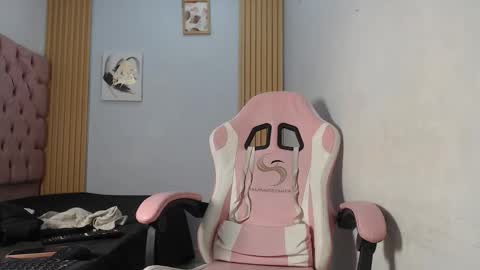 Snapshot of naomis_35 chatting on November 27, 7:49 pm naomis_35 online show from November 27, 7:49 pm