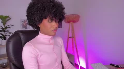 Snapshot of naomisaenz_ chatting on June 29, 10:15 am N A O M I online show from June 29, 10:15 am